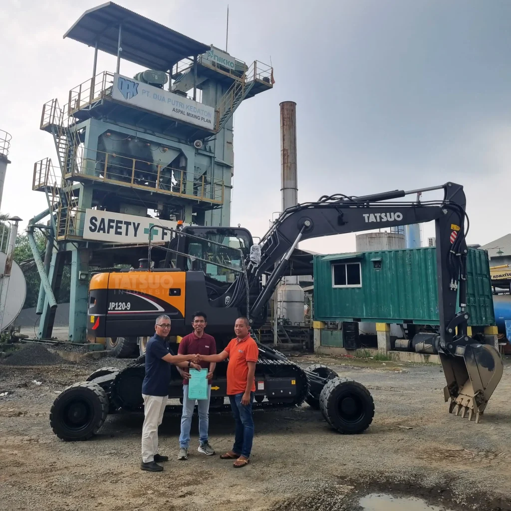 PT. Dua Putri Kedaton resmi melakukan serah terima unit Wheel Crawler Excavator JP120-9