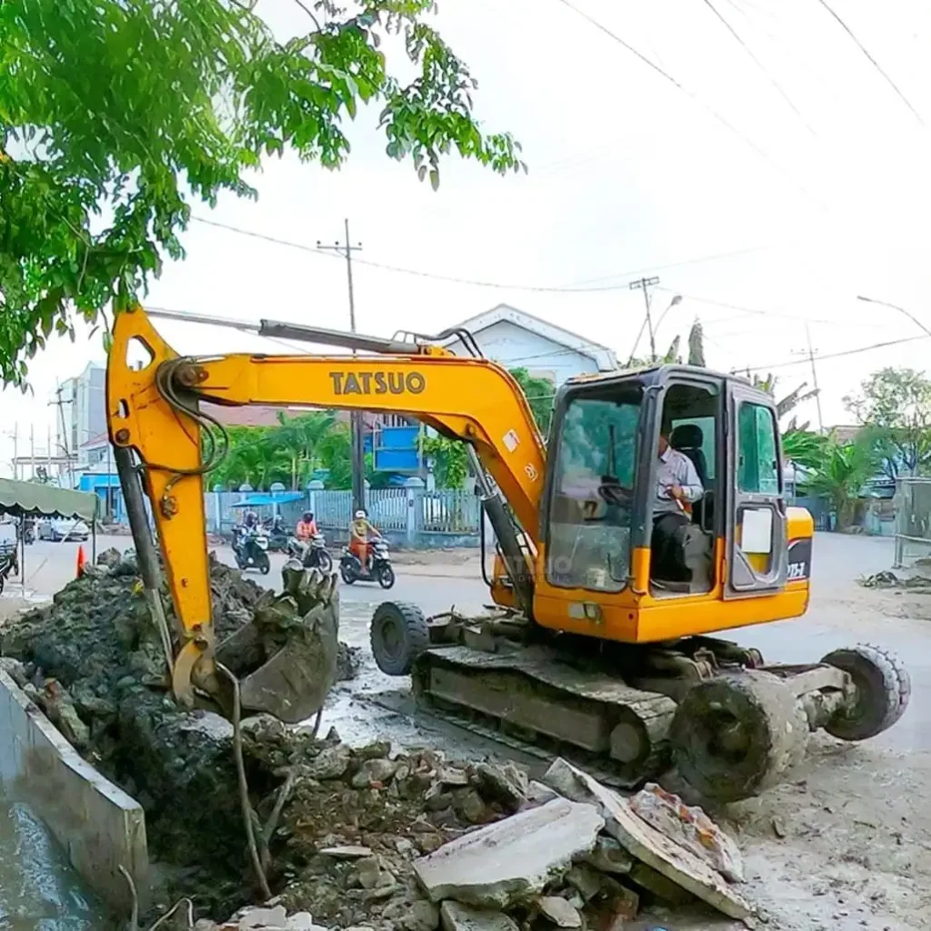 Pengerjaan drainase dengan Tatsuo excavator