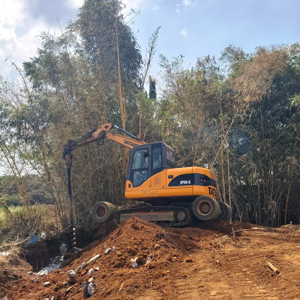 Excavator Tatsuo dengan Auger Attachment